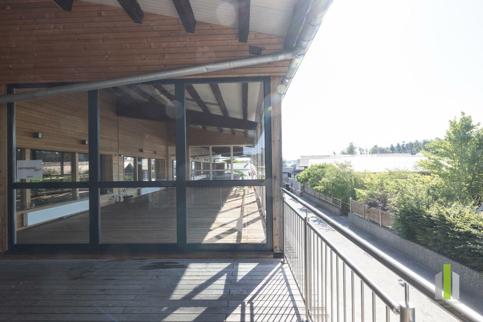 Thumbnail von Vielseitige Gewerbeimmobilie: Büro-, Werkstätten-, Lager- & Ausstellungshalle in OÖ!!