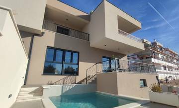Moderne Doppelhaushälfte mit Pool und Meerblick