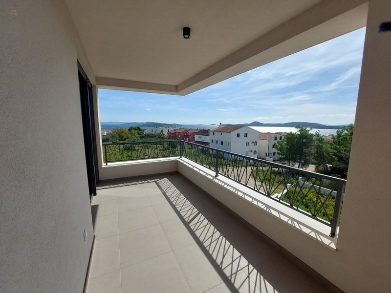 Thumbnail von Moderne Doppelhaushälfte mit Pool und Meerblick