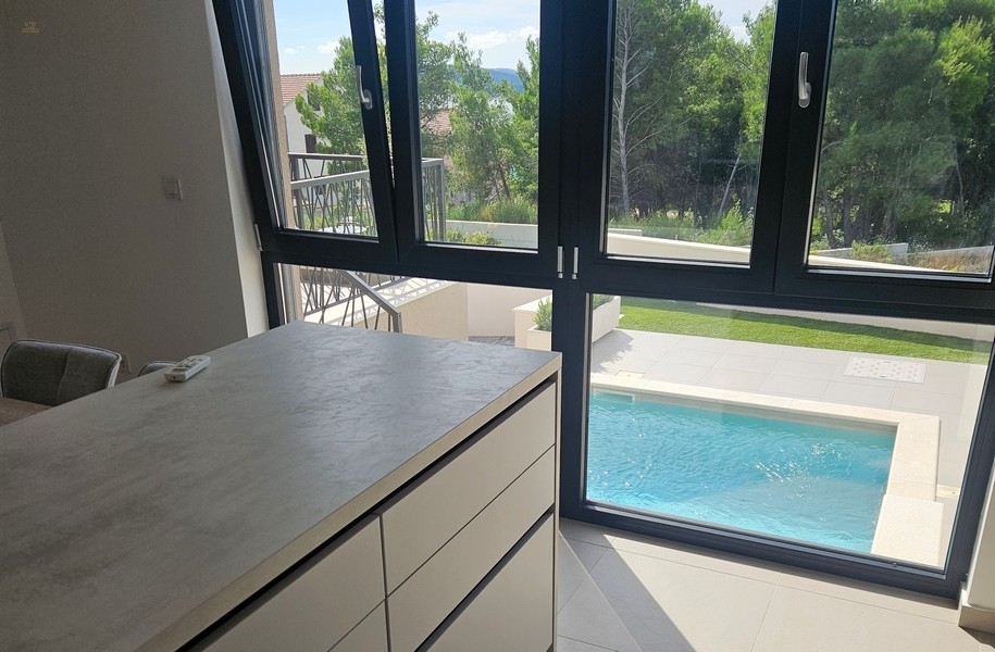 Thumbnail von Moderne Doppelhaushälfte mit Pool und Meerblick