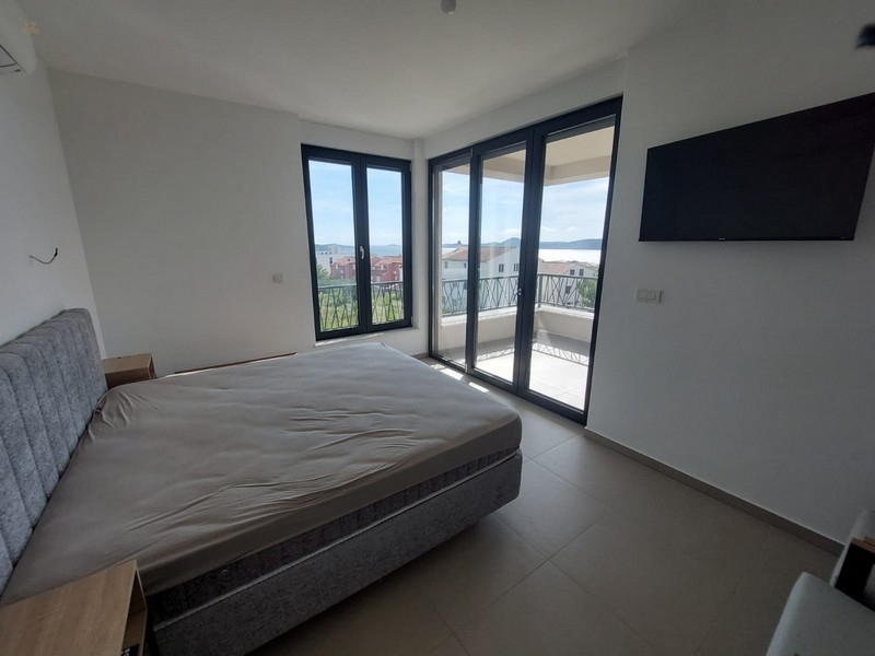 Thumbnail von Moderne Doppelhaushälfte mit Pool und Meerblick