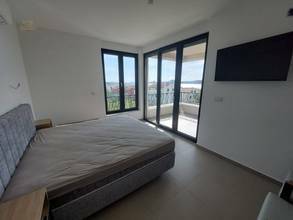 Thumbnail von Moderne Doppelhaushälfte mit Pool und Meerblick