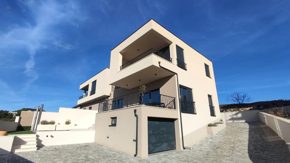 Thumbnail von Moderne Doppelhaushälfte mit Pool und Meerblick