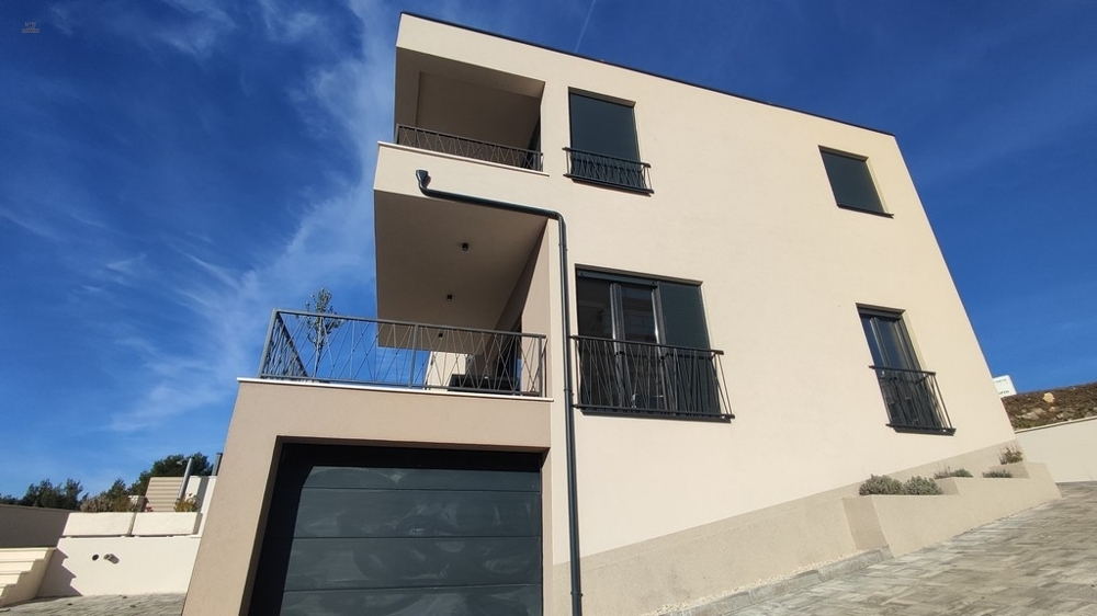 Thumbnail von Moderne Doppelhaushälfte mit Pool und Meerblick