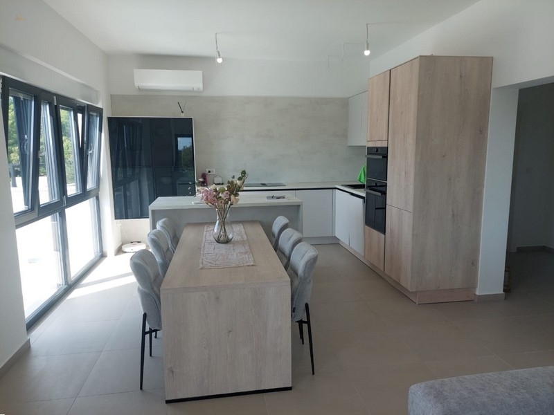 Thumbnail von Moderne Doppelhaushälfte mit Pool und Meerblick