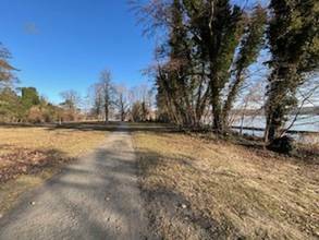 Thumbnail von Bezugsfreies Einfamilienhaus mit Seeblick oberhalb der Promenade in Gatow