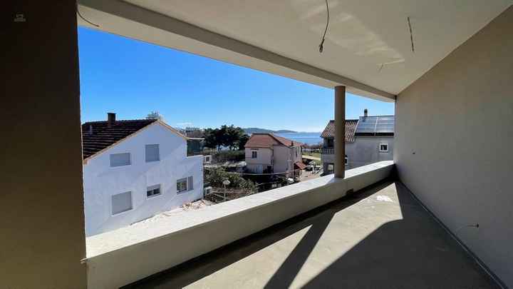 Modernes Neubau-Appartement mit Meerblick