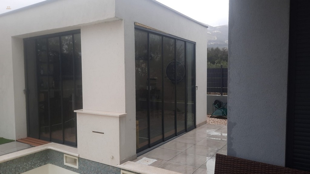 Thumbnail von Moderne Villa mit Pool und Meerblick