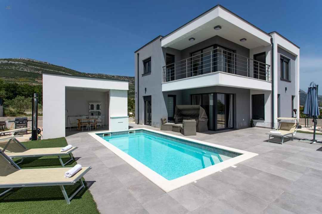 Moderne Villa mit Pool und Meerblick