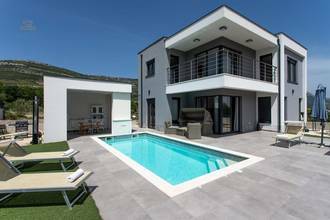 Moderne Villa mit Pool und Meerblick