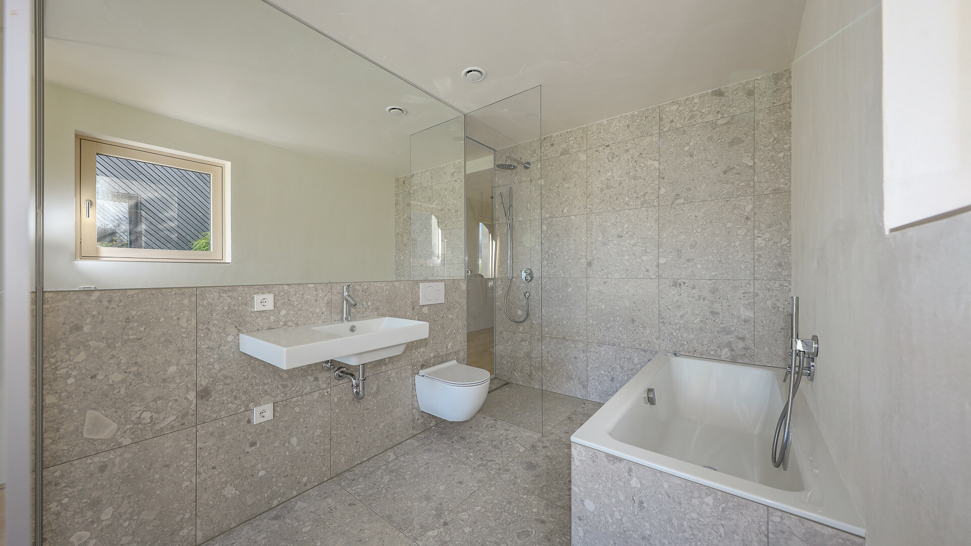 Thumbnail von Architektenvilla mit Pool und unverbaubarer Aussicht