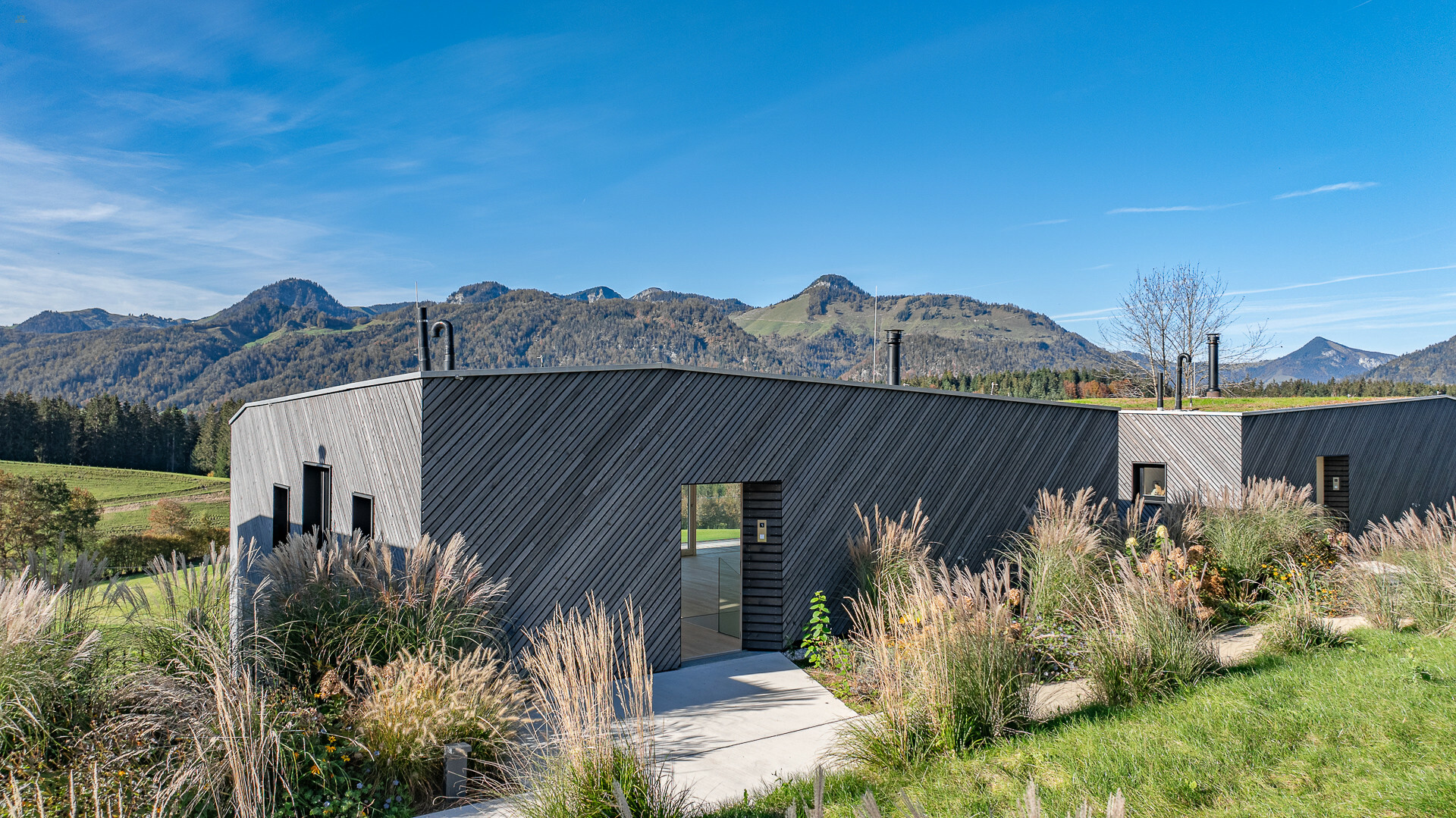 Thumbnail von Architektenvilla mit Pool und unverbaubarer Aussicht