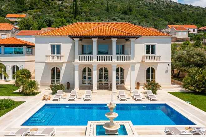 Stilvolle Luxusvilla mit Panorama-Meerblick