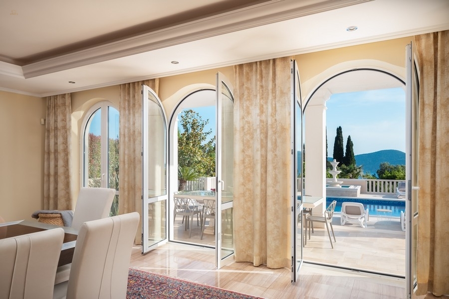 Thumbnail von Stilvolle Luxusvilla mit Panorama-Meerblick