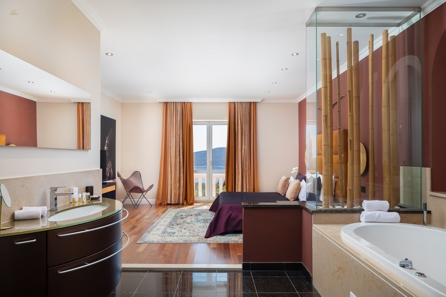 Thumbnail von Stilvolle Luxusvilla mit Panorama-Meerblick