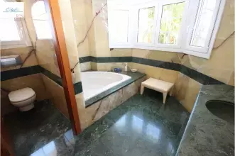 Thumbnail von Erstklassige Villa mit Infinity-Pool, Barbecue, Spielplatz, Doppelgarage, Keller, Garten, Balkon, Terrasse, viele Details, auf der Südseite von Montgó.