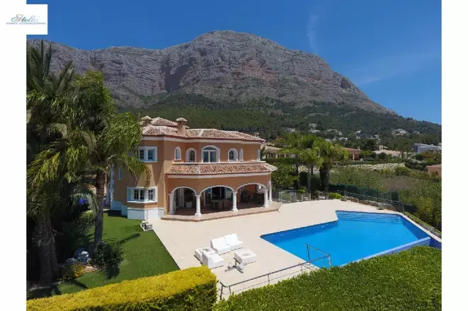 Erstklassige Villa mit Infinity-Pool, Barbecue, Spielplatz, Doppelgarage, Keller, Garten, Balkon, Terrasse, viele Details, auf der Südseite von Montgó.