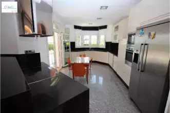 Thumbnail von Erstklassige Villa mit Infinity-Pool, Barbecue, Spielplatz, Doppelgarage, Keller, Garten, Balkon, Terrasse, viele Details, auf der Südseite von Montgó.