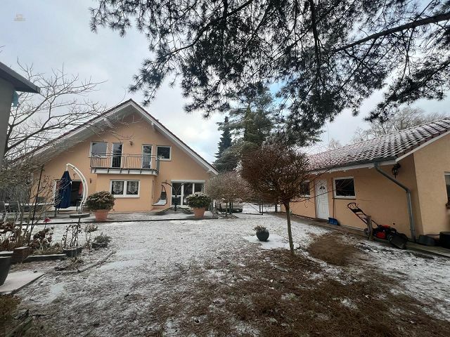 Bezugsfreies EFH mit Nebengelass und weiterem Bauland