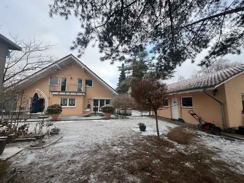 Bezugsfreies EFH mit Nebengelass und weiterem Bauland