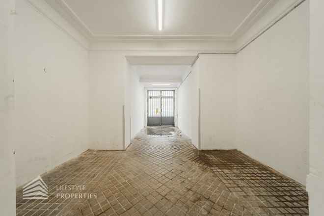 Geräumiges 3-Zimmer Büro mit großen Lagerräumen und eigener Einfahrt, Nähe Landstraße