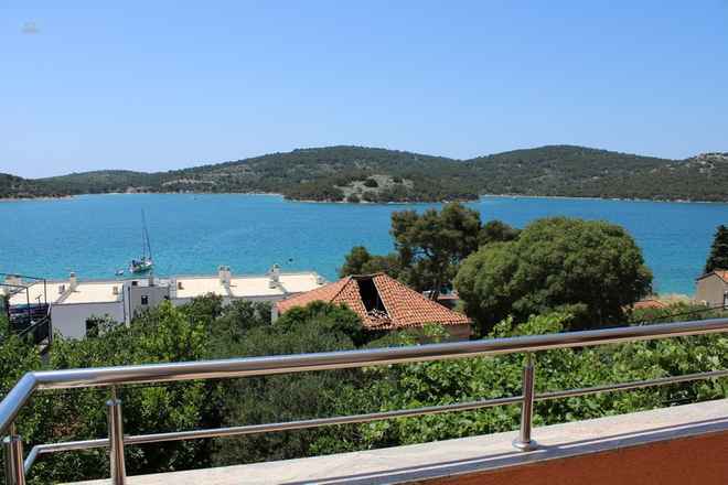 Wohnung im Erdgeschoss mit wunderschönem Meerblick