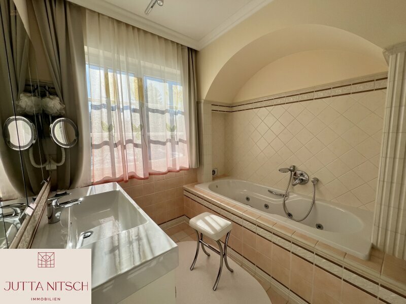 Thumbnail von Extravagante Luxusvilla mit Sauna und Hallenbad - am Waldrand von Gießhübl mit Wienblick