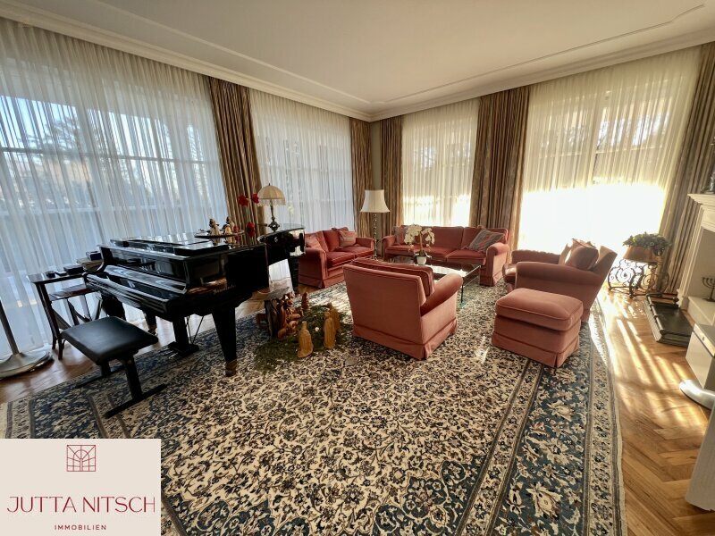 Thumbnail von Extravagante Luxusvilla mit Sauna und Hallenbad - am Waldrand von Gießhübl mit Wienblick