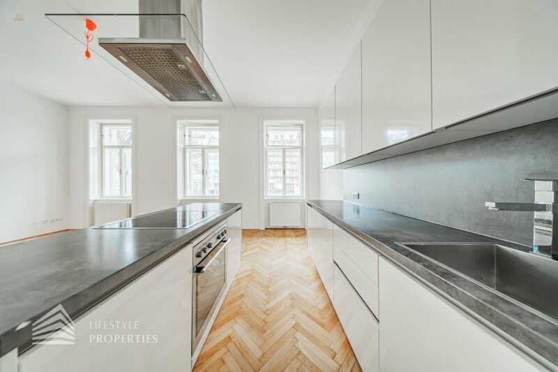 Thumbnail von Grosszügige helle 2-Zimmer Altbau-Wohnung in zentraler Lage