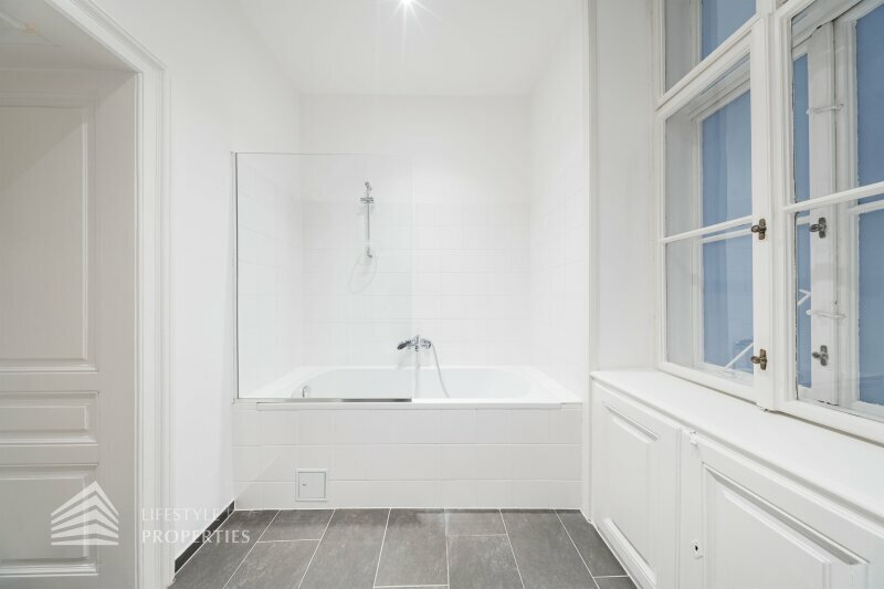 Thumbnail von Grosszügige helle 2-Zimmer Altbau-Wohnung in zentraler Lage