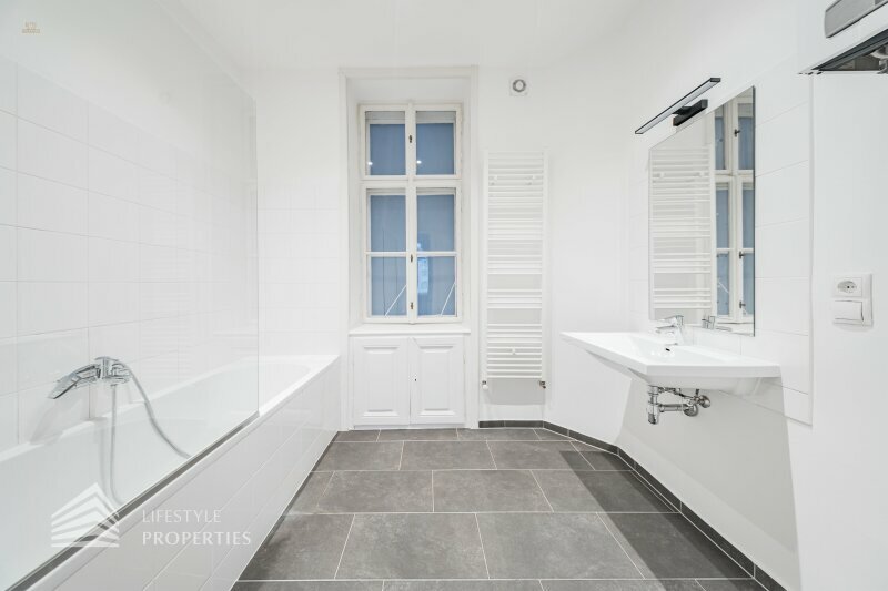 Thumbnail von Grosszügige helle 2-Zimmer Altbau-Wohnung in zentraler Lage