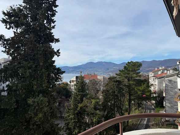 Wohnung mit Blick auf Stadt und Meer
