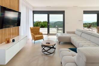 Thumbnail von Moderne Luxusvilla mit Stadt- und Meerblick