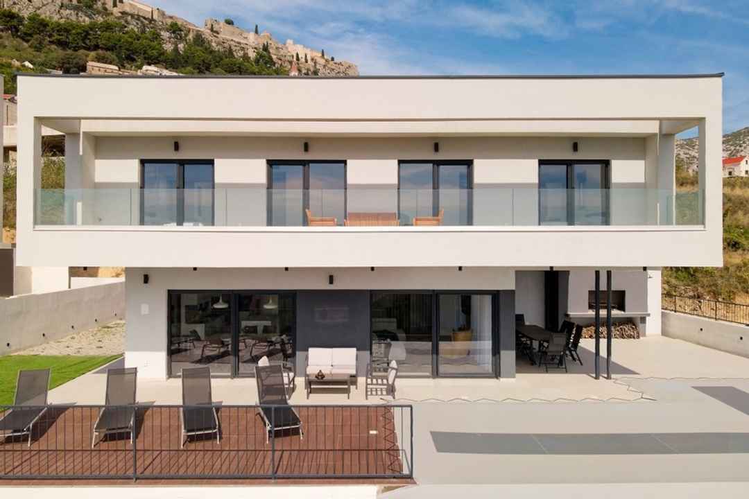 Moderne Luxusvilla mit Stadt- und Meerblick