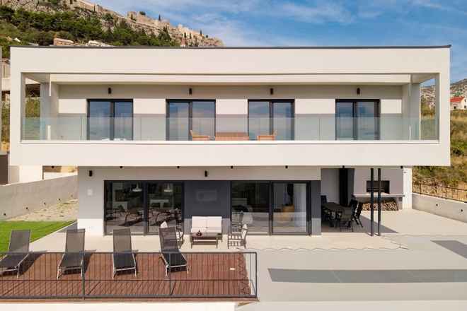 Moderne Luxusvilla mit Stadt- und Meerblick