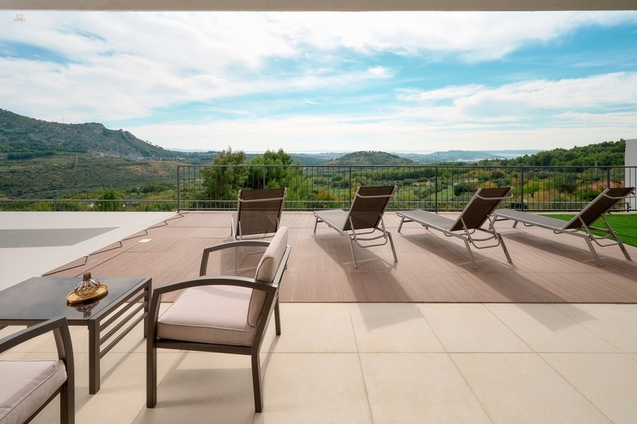 Thumbnail von Moderne Luxusvilla mit Stadt- und Meerblick