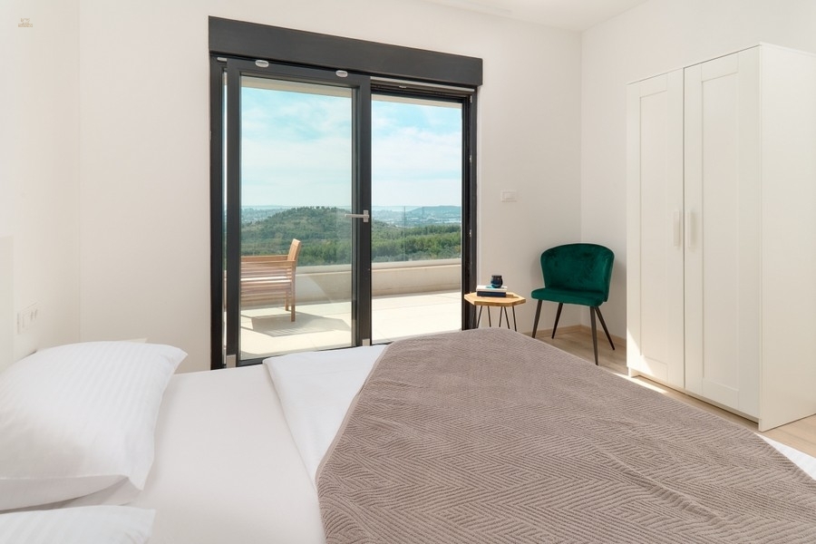 Thumbnail von Moderne Luxusvilla mit Stadt- und Meerblick