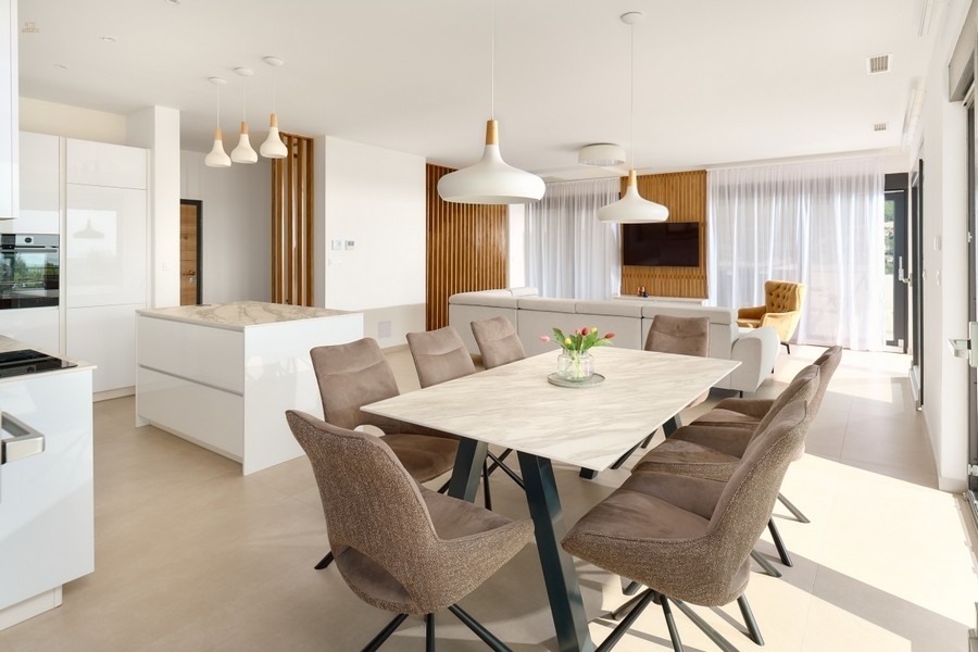 Thumbnail von Moderne Luxusvilla mit Stadt- und Meerblick