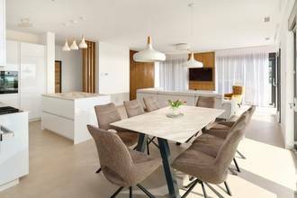 Thumbnail von Moderne Luxusvilla mit Stadt- und Meerblick