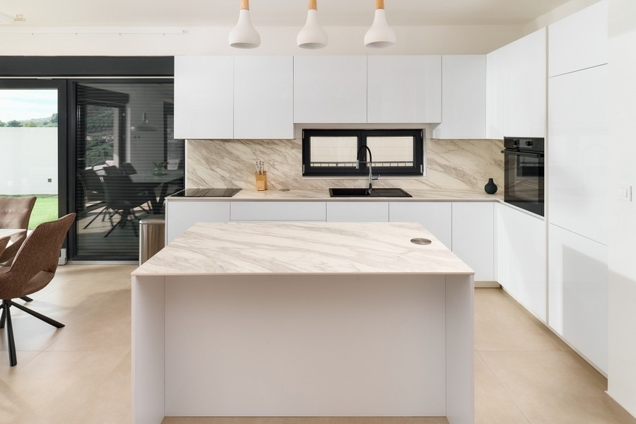 Thumbnail von Moderne Luxusvilla mit Stadt- und Meerblick