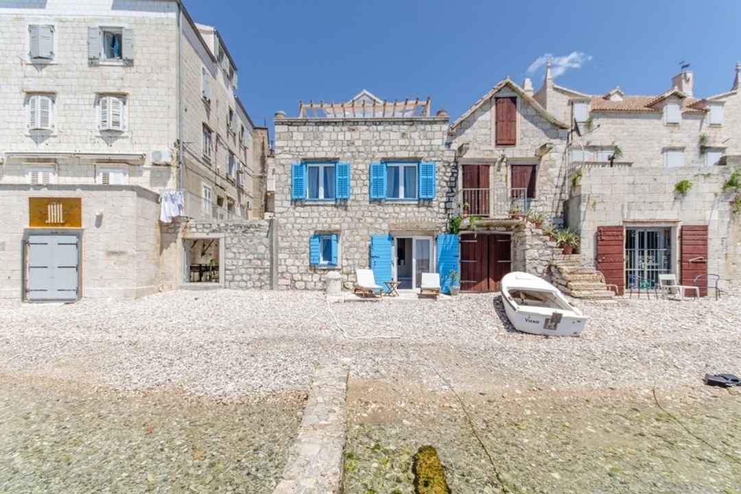 Affascinante casa in pietra direttamente sulla spiaggia