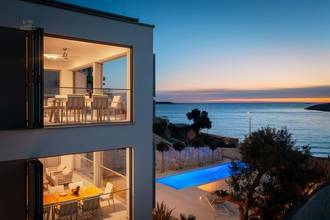 Thumbnail von Luxusvilla mit Infinity-Pool direkt am Meer, Region Rogoznica