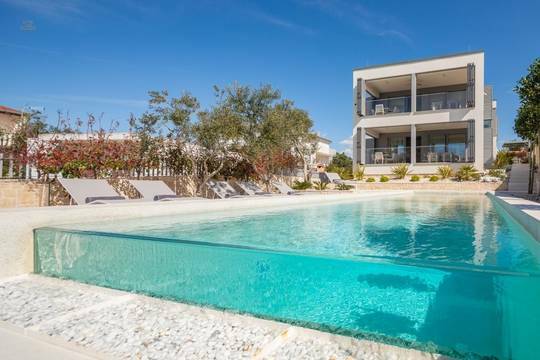 Luxusvilla mit Infinity-Pool direkt am Meer, Region Rogoznica