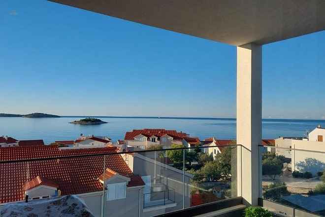 Moderne Wohnung im obersten Stockwerk mit schönem Meerblick