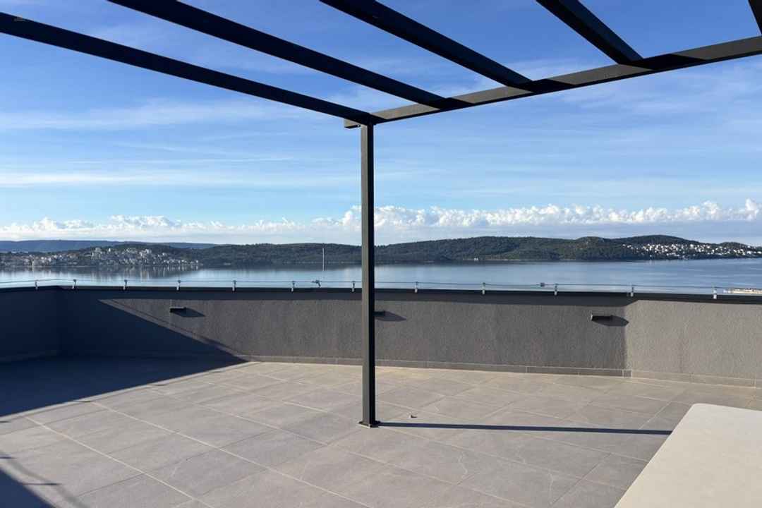 Modernes Penthouse mit Dachterrasse und Panorama-Meerblick