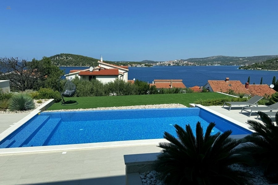 Thumbnail von Moderne Villa mit Pool und Meerblick