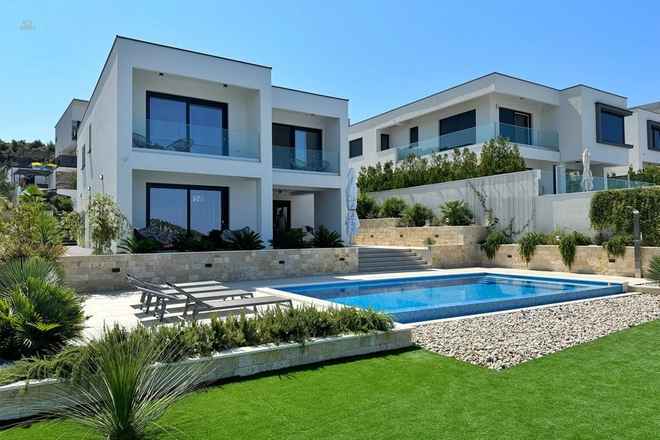 Moderne Villa mit Pool und Meerblick
