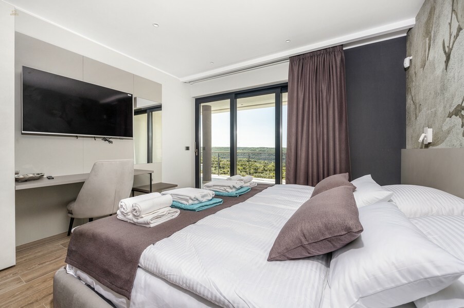 Thumbnail von Luxusní vila s nekonečným bazénem a výhledem na moře v klidné lokalitě