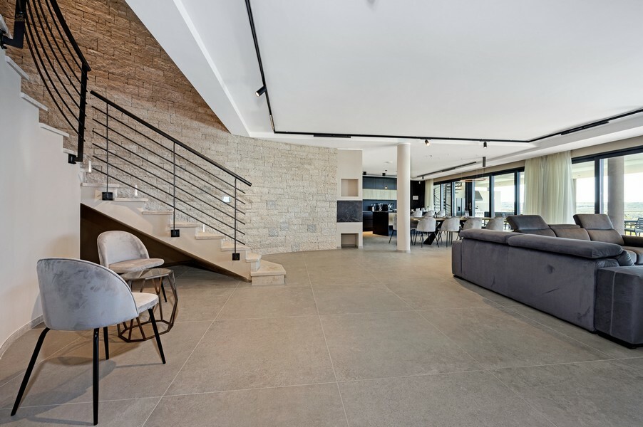 Thumbnail von Luxusní vila s nekonečným bazénem a výhledem na moře v klidné lokalitě