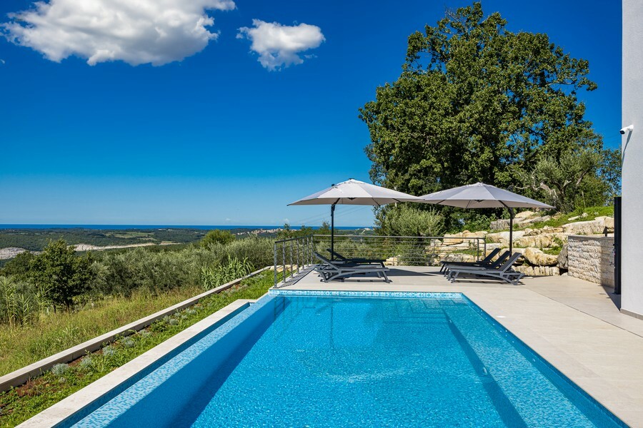 Thumbnail von Luxusní vila s nekonečným bazénem a výhledem na moře v klidné lokalitě